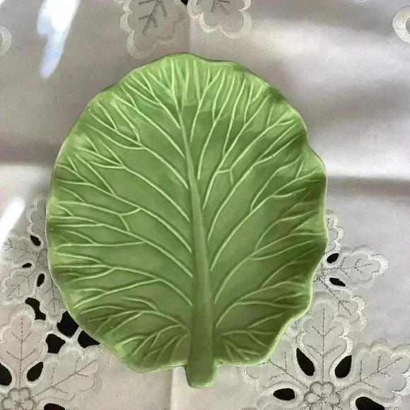 Arlington Designs Green Cabbage Leaf dish - Picture 2 of 6
